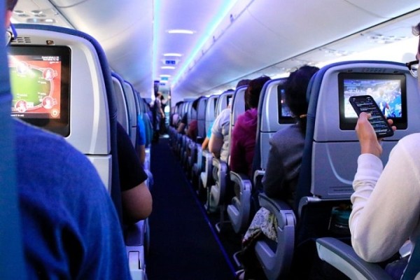 Путешественникам рассказали, что нельзя делать в самолете – это опасно Путешественникам рассказали, что нельзя делать в самолете – это опасно