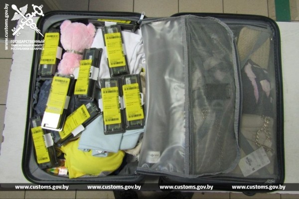 Женщина пыталась незаконно ввезти в Беларусь 47 модулей оперативной памяти, спрятав их в личных вещах Женщина пыталась незаконно ввезти в Беларусь 47 модулей оперативной памяти, спрятав их в личных вещах