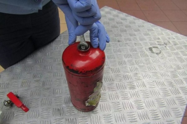 Белорус вез контрабанду в огнетушителе. Что там было? Белорус вез контрабанду в огнетушителе. Что там было?