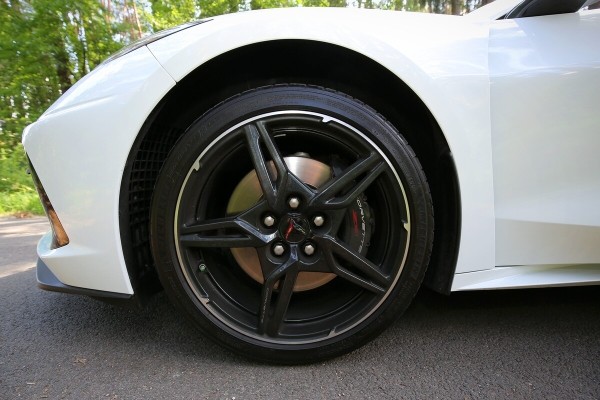 «На светофорах бывает стыдно!». Белорус о спорткаре за $150 000 «На светофорах бывает стыдно!». Белорус о спорткаре за $150 000