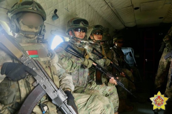 Ночное десантирование на Брестском полигоне. Смотрите фото Ночное десантирование на Брестском полигоне. Смотрите фото