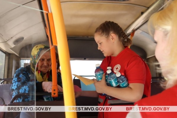 В Бресте водителям и пассажирам раздают воду В Бресте водителям и пассажирам раздают воду