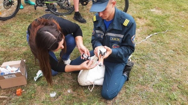 В шее застряла рыболовная блесна. Кобринские спасатели пришли на помощь лебедю В шее застряла рыболовная блесна. Кобринские спасатели пришли на помощь лебедю