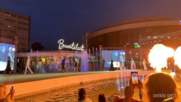 Фаер-шоу и фестиваль моды на улице Советской в Бресте Фаер-шоу и фестиваль моды на улице Советской в Бресте