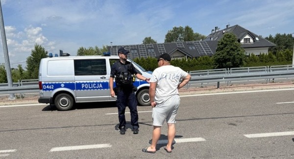 Конфликт на белорусско-польской границе: «Вклинился в очередь и впустил еще восемь авто перед собой» Конфликт на белорусско-польской границе: «Вклинился в очередь и впустил еще восемь авто перед собой»