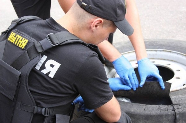 Пятерых граждан Беларуси и Польши задержали брестские сотрудники наркоконтроля и таможни Пятерых граждан Беларуси и Польши задержали брестские сотрудники наркоконтроля и таможни