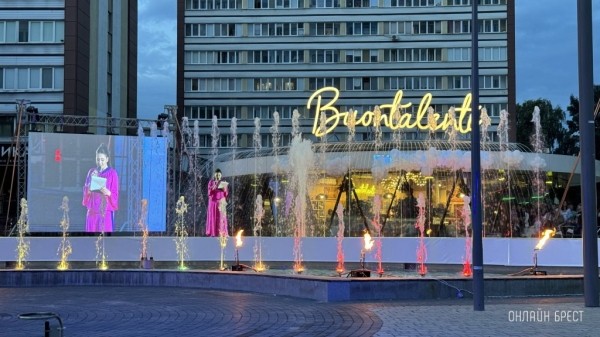 Фаер-шоу и фестиваль моды на улице Советской в Бресте Фаер-шоу и фестиваль моды на улице Советской в Бресте