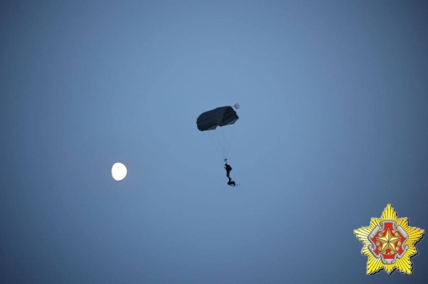 Ночное десантирование на Брестском полигоне. Смотрите фото Ночное десантирование на Брестском полигоне. Смотрите фото