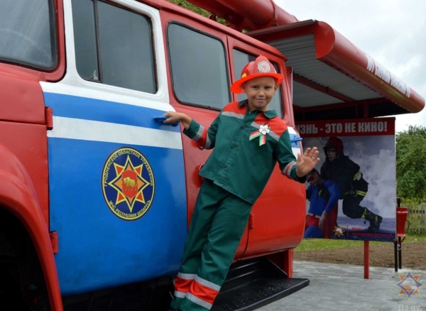 В Новогрудке сделали остановку из автомобиля МЧС В Новогрудке сделали остановку из автомобиля МЧС