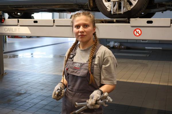 «Вместо «музыкалки» меняла в гараже колодки»: как 20-летняя девушка стала автомехаником «Вместо «музыкалки» меняла в гараже колодки»: как 20-летняя девушка стала автомехаником