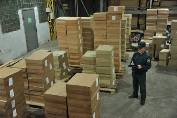 Под видом керамзита в Россию пытались ввезти много белорусских сигарет - их стоимость составила более 15 миллионов российских рублей Под видом керамзита в Россию пытались ввезти много белорусских сигарет - их стоимость составила более 15 миллионов российских рублей