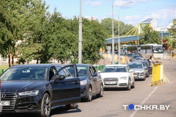 Больше суток мучений: как белорусы проходят польскую границу. Репортаж из Бреста Больше суток мучений: как белорусы проходят польскую границу. Репортаж из Бреста