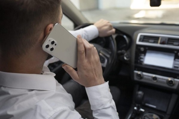 В ГАИ напомнили, когда водитель может пользоваться телефоном за рулем и какой штраф можно получить В ГАИ напомнили, когда водитель может пользоваться телефоном за рулем и какой штраф можно получить