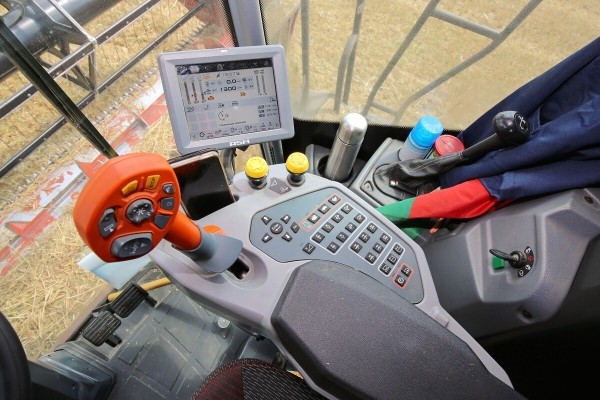 «Вам ни один комбайнёр правды не скажет!» Поговорили с водителем о комбайне за 400 тыс. долларов «Вам ни один комбайнёр правды не скажет!» Поговорили с водителем о комбайне за 400 тыс. долларов