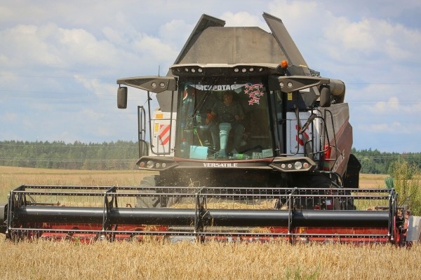 «Вам ни один комбайнёр правды не скажет!» Поговорили с водителем о комбайне за 400 тыс. долларов «Вам ни один комбайнёр правды не скажет!» Поговорили с водителем о комбайне за 400 тыс. долларов