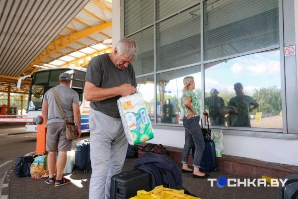 Больше суток мучений: как белорусы проходят польскую границу. Репортаж из Бреста Больше суток мучений: как белорусы проходят польскую границу. Репортаж из Бреста