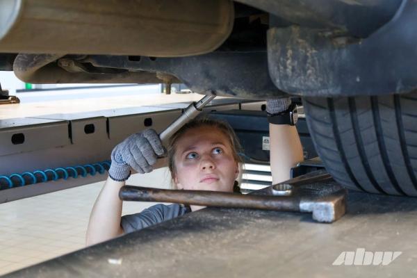 «Вместо «музыкалки» меняла в гараже колодки»: как 20-летняя девушка стала автомехаником «Вместо «музыкалки» меняла в гараже колодки»: как 20-летняя девушка стала автомехаником