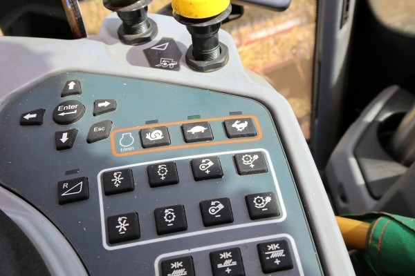 «Вам ни один комбайнёр правды не скажет!» Поговорили с водителем о комбайне за 400 тыс. долларов «Вам ни один комбайнёр правды не скажет!» Поговорили с водителем о комбайне за 400 тыс. долларов