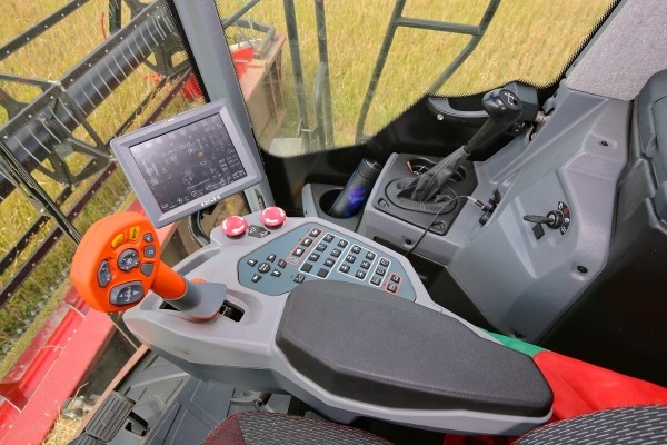 «У комбайнёров выходных нет!» Механизатор о работе на комбайне за 1,8 млн BYN «У комбайнёров выходных нет!» Механизатор о работе на комбайне за 1,8 млн BYN