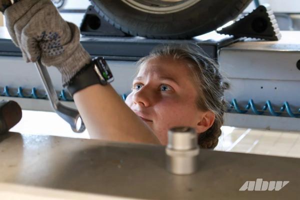 «Вместо «музыкалки» меняла в гараже колодки»: как 20-летняя девушка стала автомехаником «Вместо «музыкалки» меняла в гараже колодки»: как 20-летняя девушка стала автомехаником