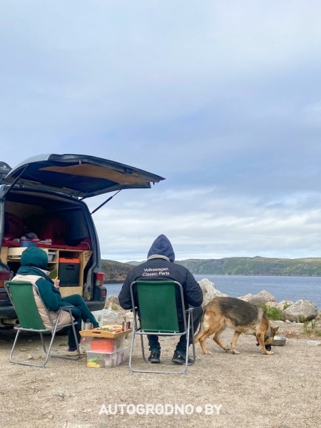 «Это был сюрприз на свадьбу. Путешествие на Териберку». Ребята из Беларуси сделали из VW Transporter «дом на колесах» и проехали за раз 6000 км