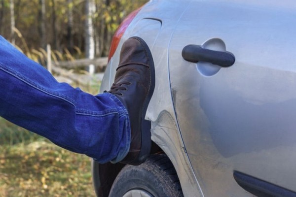 В Пинске пьяный мужчина вымещал свою злость на припаркованных авто В Пинске пьяный мужчина вымещал свою злость на припаркованных авто