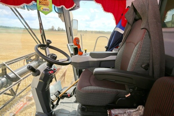 «Вам ни один комбайнёр правды не скажет!» Поговорили с водителем о комбайне за 400 тыс. долларов «Вам ни один комбайнёр правды не скажет!» Поговорили с водителем о комбайне за 400 тыс. долларов