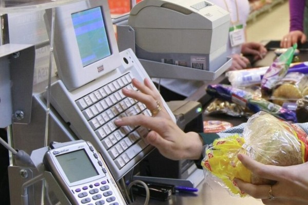 Бывает, что цены в торговом зале не соответствуют ценам, озвученным кассиром. По какой стоимости покупателю все-таки должны продать товар? Бывает, что цены в торговом зале не соответствуют ценам, озвученным кассиром. По какой стоимости покупателю все-таки должны продать товар?