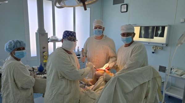 В Пинске медики впервые провели операцию с белорусским протезом на коленном суставе В Пинске медики впервые провели операцию с белорусским протезом на коленном суставе