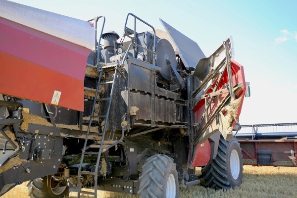 «Вам ни один комбайнёр правды не скажет!» Поговорили с водителем о комбайне за 400 тыс. долларов «Вам ни один комбайнёр правды не скажет!» Поговорили с водителем о комбайне за 400 тыс. долларов