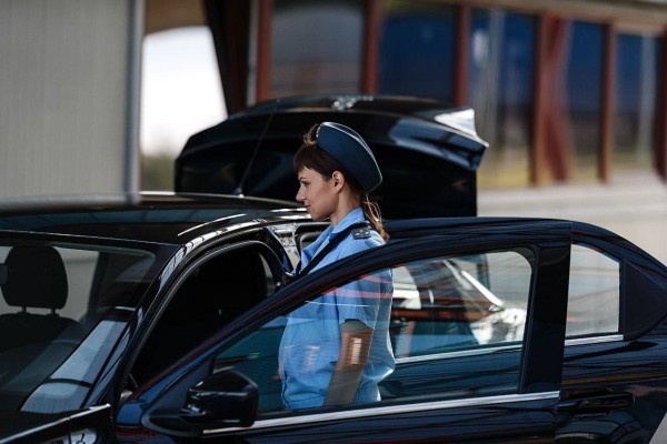 Таможенник на границе требует открыть коробку с подарком и взвесить товары. Это законно?