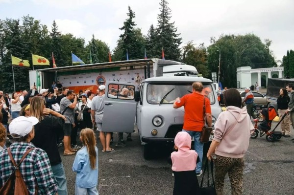 В «буханке» смогли поместиться 48 человек – это рекорд