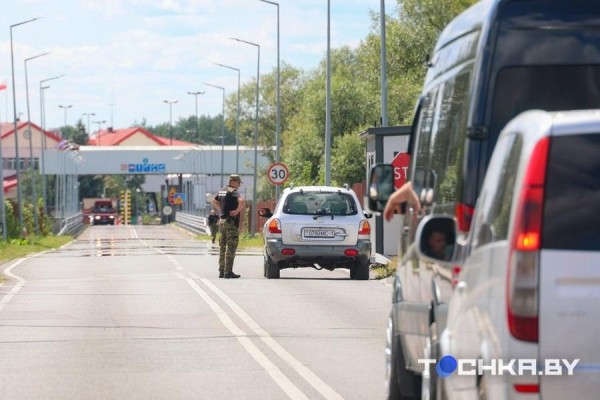 Больше суток мучений: как белорусы проходят польскую границу. Репортаж из Бреста Больше суток мучений: как белорусы проходят польскую границу. Репортаж из Бреста