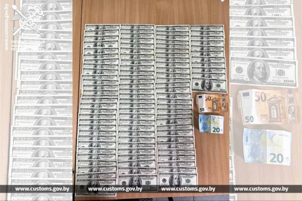 Белорус раздал восьми пассажирам по $10 тысяч перед границей. Заработал уголовку Белорус раздал восьми пассажирам по $10 тысяч перед границей. Заработал уголовку