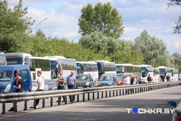 Больше суток мучений: как белорусы проходят польскую границу. Репортаж из Бреста Больше суток мучений: как белорусы проходят польскую границу. Репортаж из Бреста