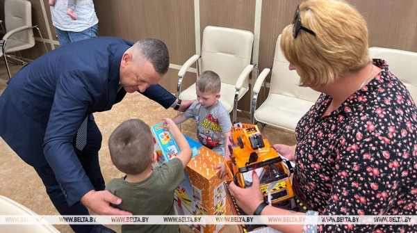 «Спасибо за подарки детям». В Бресте передали наборы игрушек переехавшим в Беларусь многодетным семьям «Спасибо за подарки детям». В Бресте передали наборы игрушек переехавшим в Беларусь многодетным семьям