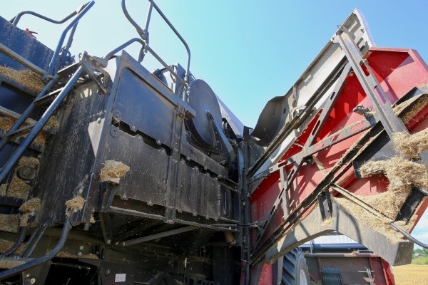 «Вам ни один комбайнёр правды не скажет!» Поговорили с водителем о комбайне за 400 тыс. долларов «Вам ни один комбайнёр правды не скажет!» Поговорили с водителем о комбайне за 400 тыс. долларов