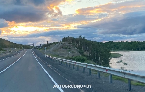 «Это был сюрприз на свадьбу. Путешествие на Териберку». Ребята из Беларуси сделали из VW Transporter «дом на колесах» и проехали за раз 6000 км