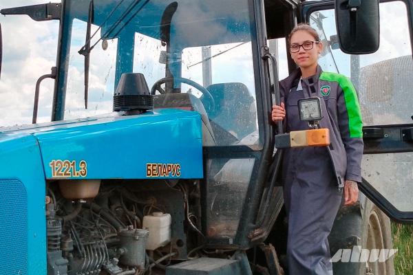 Как юная брестчанка «в лучшем виде» справляется с трактором Как юная брестчанка «в лучшем виде» справляется с трактором