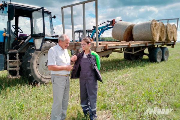 Как юная брестчанка «в лучшем виде» справляется с трактором Как юная брестчанка «в лучшем виде» справляется с трактором