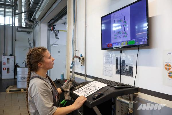 «Вместо «музыкалки» меняла в гараже колодки»: как 20-летняя девушка стала автомехаником «Вместо «музыкалки» меняла в гараже колодки»: как 20-летняя девушка стала автомехаником