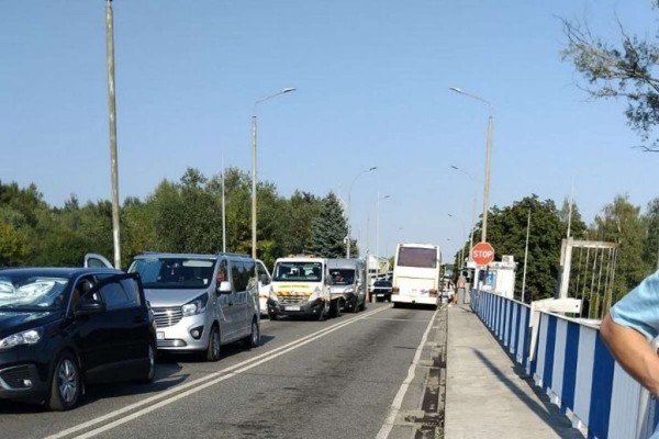 Не пустят – переплывет. В очереди на границе в Польшу из Бреста замечен ЛуАЗ-967 Не пустят – переплывет. В очереди на границе в Польшу из Бреста замечен ЛуАЗ-967