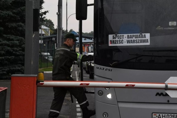 Новый рекорд: в Бресте в очереди на выезд из Беларуси скопилось 90 автобусов Новый рекорд: в Бресте в очереди на выезд из Беларуси скопилось 90 автобусов