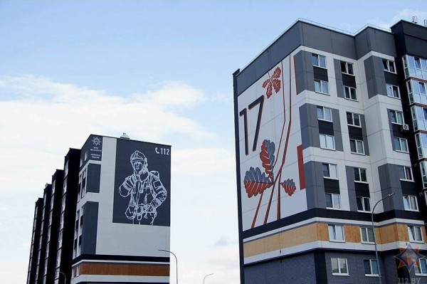 В Жабинке на новом девятиэтажном доме появилось изображение спасателя В Жабинке на новом девятиэтажном доме появилось изображение спасателя