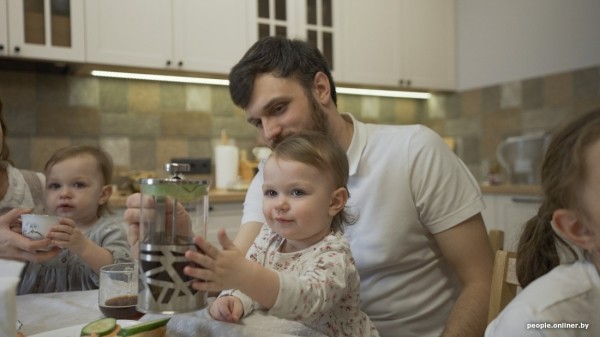 «Это сделало меня более полноценным как мужчину». Белорус побывал на родах с женой рекордных четыре раза «Это сделало меня более полноценным как мужчину». Белорус побывал на родах с женой рекордных четыре раза