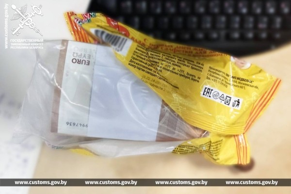 На границе белорус попытался спрятать 20 тысяч евро в упаковке салфеток На границе белорус попытался спрятать 20 тысяч евро в упаковке салфеток