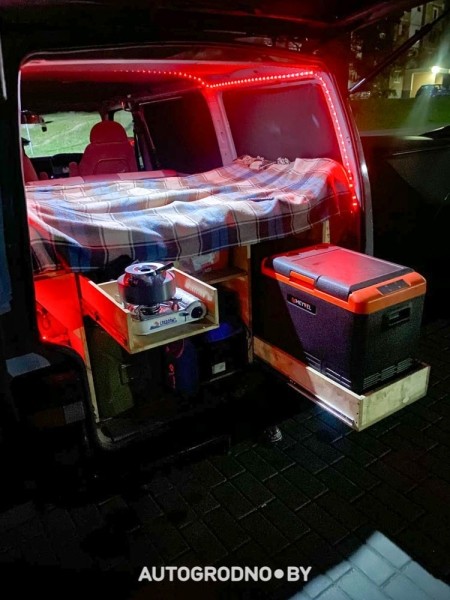 «Это был сюрприз на свадьбу. Путешествие на Териберку». Ребята из Беларуси сделали из VW Transporter «дом на колесах» и проехали за раз 6000 км