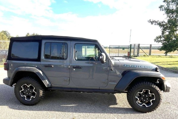 Испанец въезжал в Беларусь на подозрительном Jeep Wrangler Испанец въезжал в Беларусь на подозрительном Jeep Wrangler