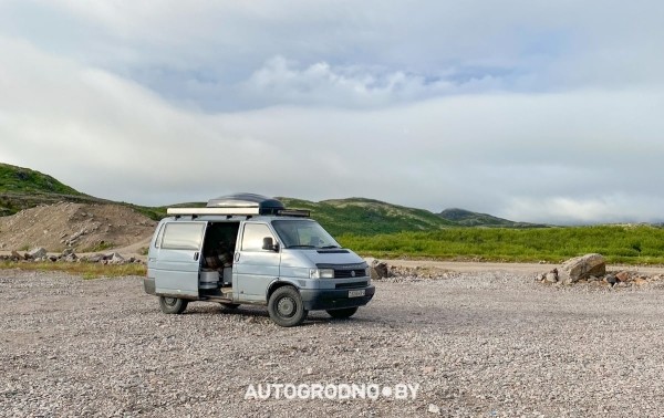 «Это был сюрприз на свадьбу. Путешествие на Териберку». Ребята из Беларуси сделали из VW Transporter «дом на колесах» и проехали за раз 6000 км