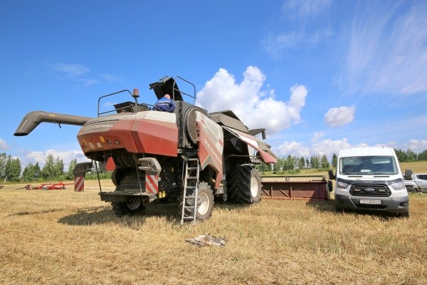 «У комбайнёров выходных нет!» Механизатор о работе на комбайне за 1,8 млн BYN «У комбайнёров выходных нет!» Механизатор о работе на комбайне за 1,8 млн BYN